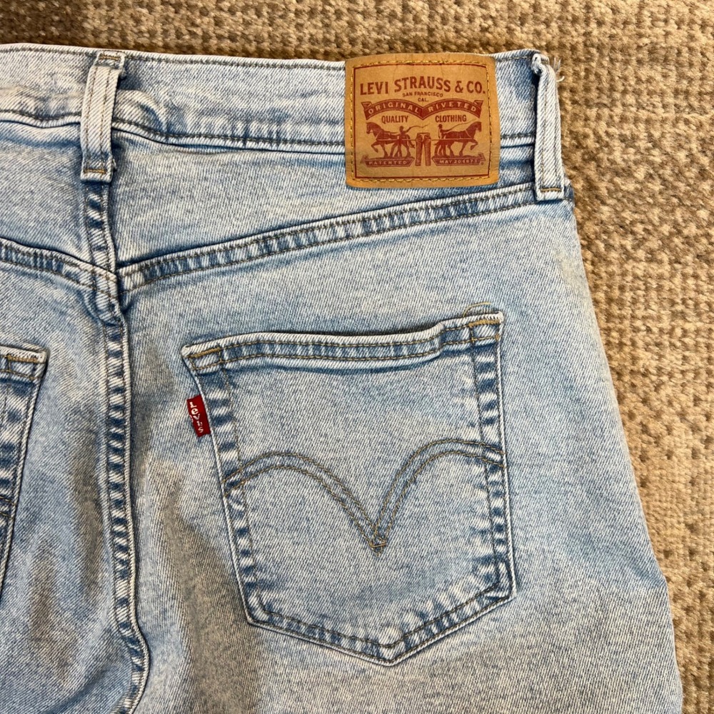 Levi Strauss Signature High Waisted Crop Flare‎ Light Wash Jeans Womens Size 32